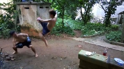 Màn võ thuật kinh điển của sinh viên