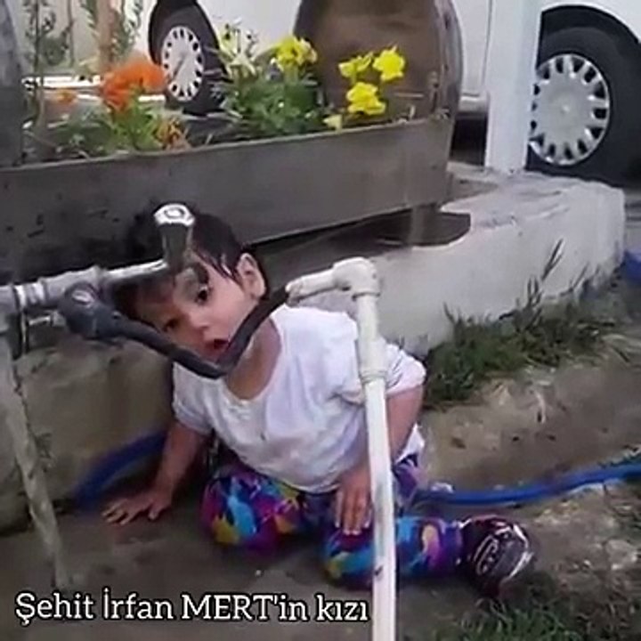 Bahçede Oynarken Gökyüzüne Bakıp Babasına Seslenen Şehit Kızı İzleyenleri Ağlattı