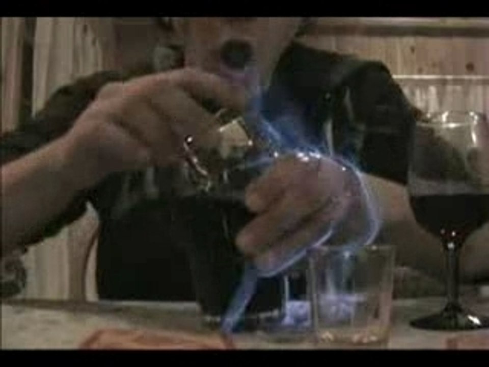 Régis Boit De L'Alcool Flambé