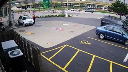 Une femme saute sur le pare-brise de sa voiture pour arrêter des voleurs
