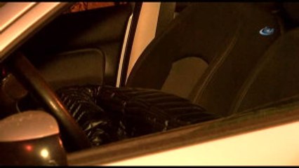 Üsküdar'da Park Halindeki Otomobilin İçerisinde Erkek Cesedi Bulundu