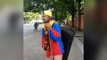 Militares chavistas destrozan el violín de un manifestante