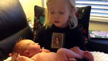 Cette fillette tient sa petite soeur pour la première fois dans les mains !