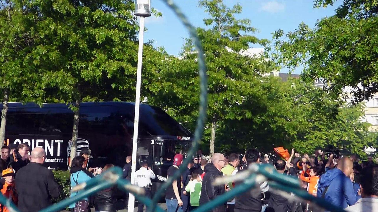 ARRIVEE DU CAR DU FCL DEVANT NOS PETITS LOUPS DE L'ECOLE DE FOOT DE LA GARDE DU LOCH!