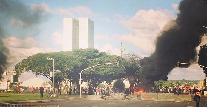 Anti-Temer Protesters Light Fires in Brazil's 'Ministry Row'