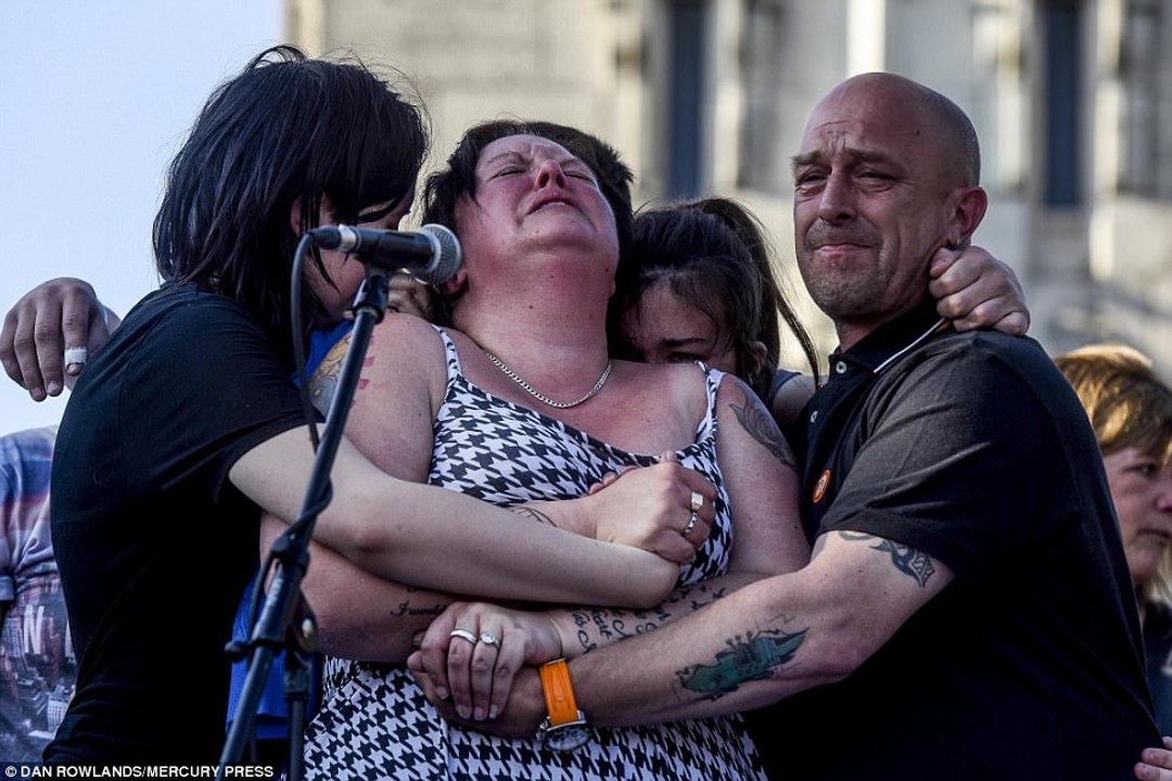 MoMent Muslim Imam prays with and comforts jewish woman in Manchester