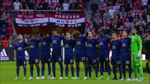 Hinchas del Manchester United celebran en medio de la tragedia
