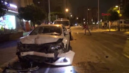 Adana'da Iki Otomobil Çarpıştı 1 Ölü, 1 Yaralı