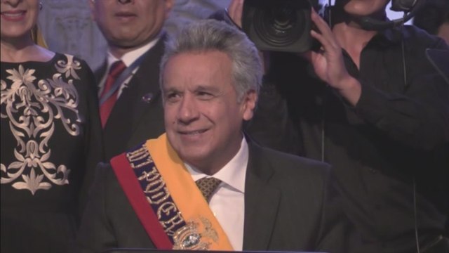 Ministros de Moreno juran cargos ante una multitud en Quito