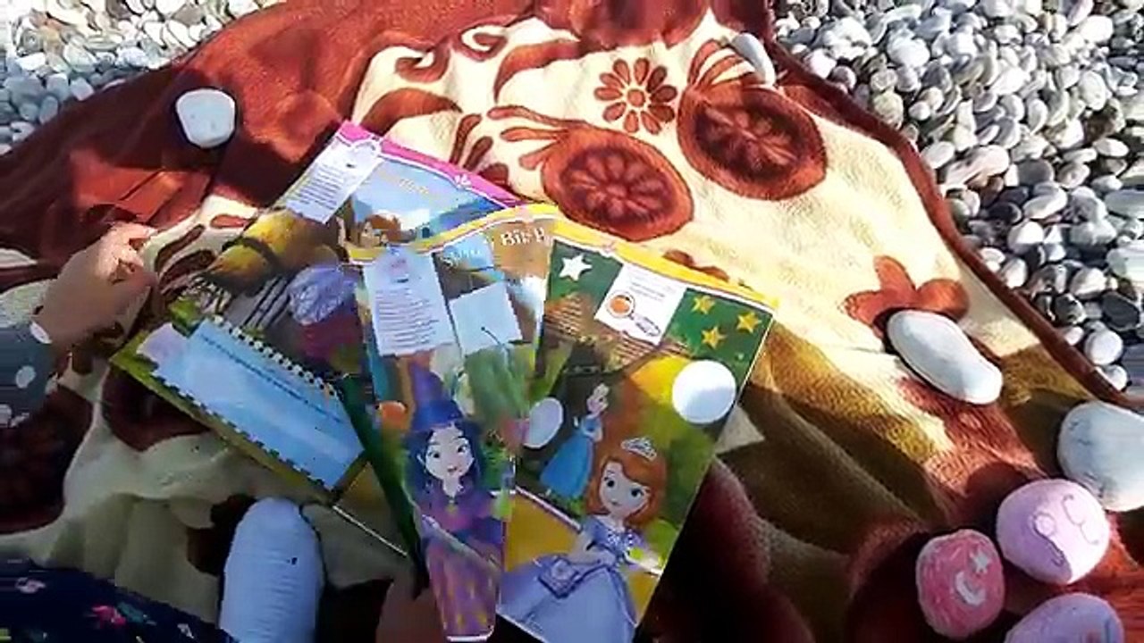 Plajda prenses sofia dergisi açtık, eğlenceli çocuk videosu