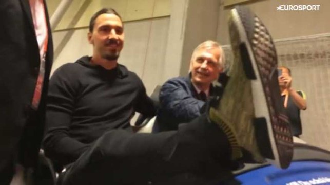 Zlatan Ibrahimovic blessé s'amuse en voiturette à la finale de Ligue Europa (vidéo)