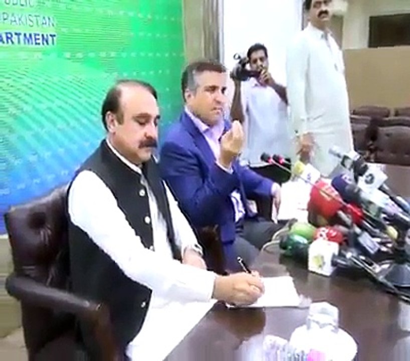 Journalist Got Angry On Daniyal Aziz Before Press Conference Starts