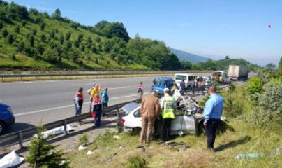 Düzce Otomobil, Emniyet Şeridinde Duran Tır'a Çarptı: 4 Ölü, 1 Yaralı