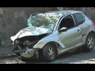 Télécharger la video: Pozzuoli (NA) - Scontro tra due auto, muore un 32enne (24.05.17)