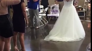 Gripping the wedding bouquet never works faster - OMG VIDEO