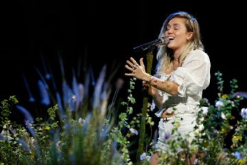 Miley Cyrus dédie un morceau à Ariana Grande