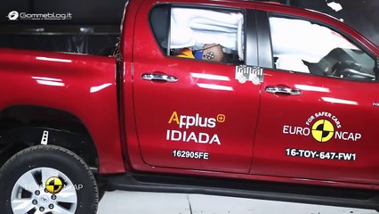 2016 Toyota Hilux CRASH TEST [GOMMEBLOG]