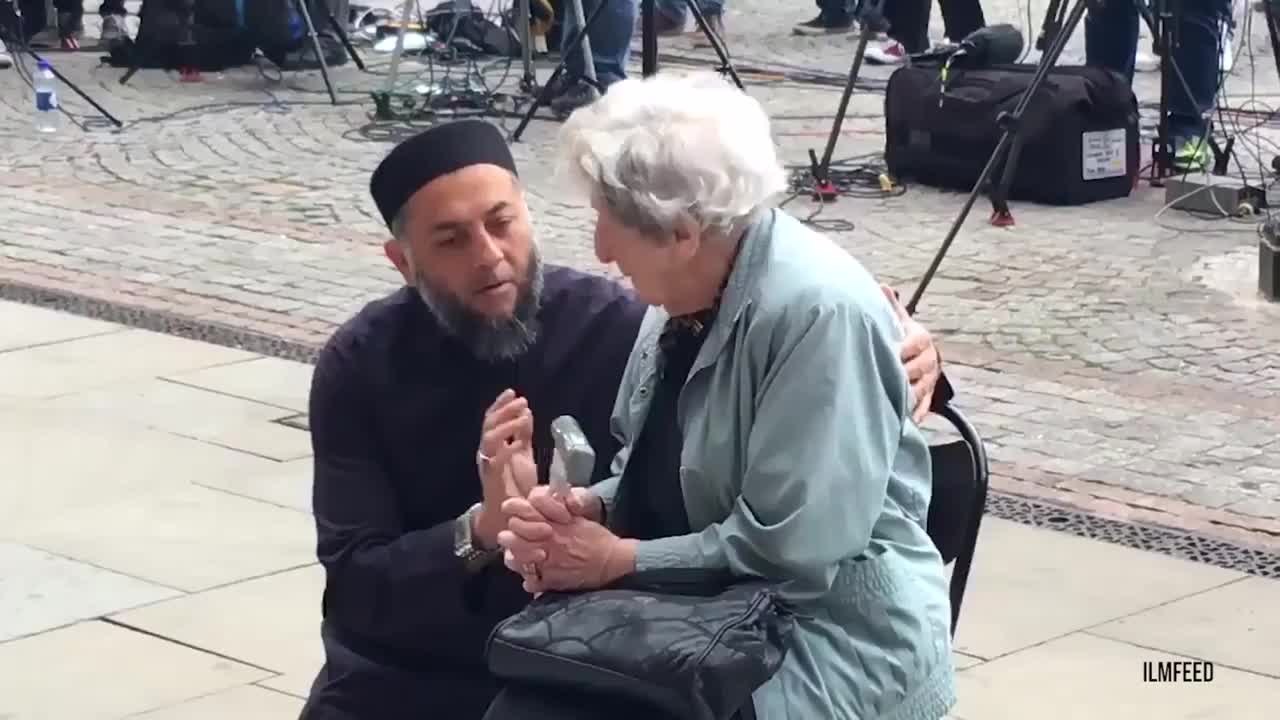 Imam Comforts Elderly Jewish Lady In Manchester