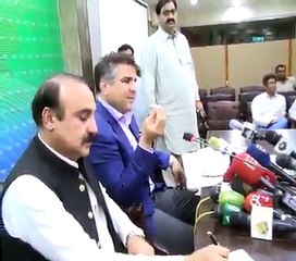 VIDEO: Danyal Aziz faces journalists’ wrath for calling Imran media’s favourite child