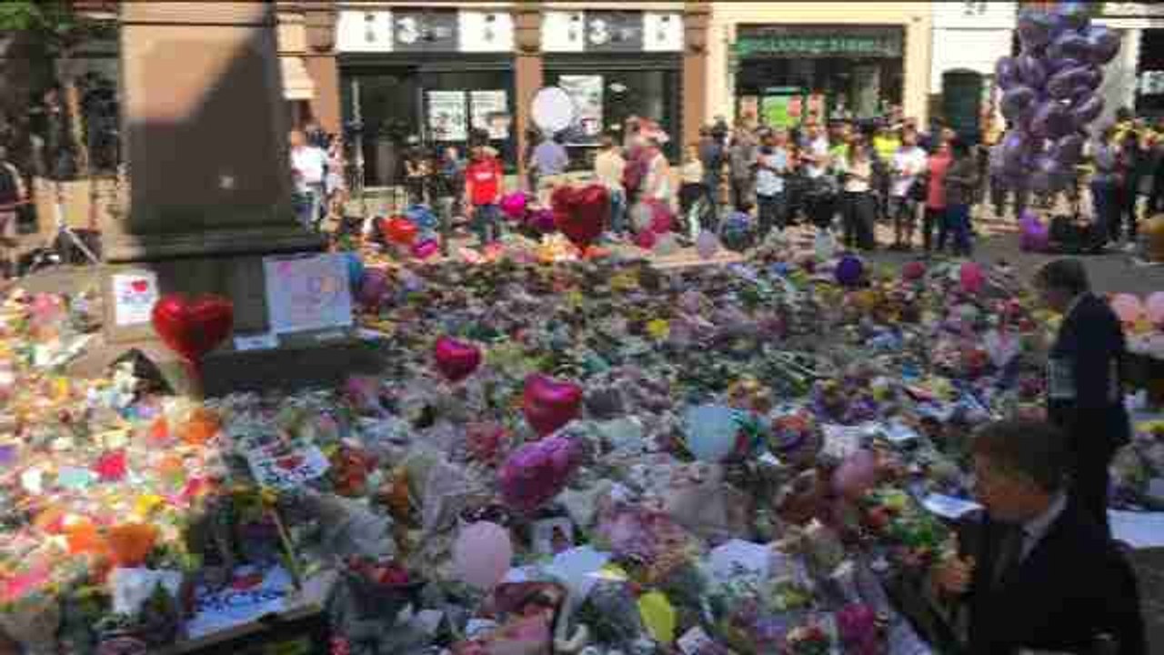 La plaza de Santa Ana de Manchester se convierte en un memorial para las víctimas