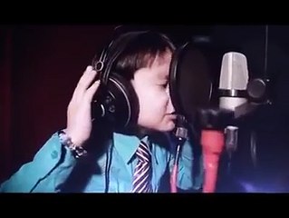 BÜYÜK İŞTAHLA ŞARKI SÖYLEYEN ÇOCUK