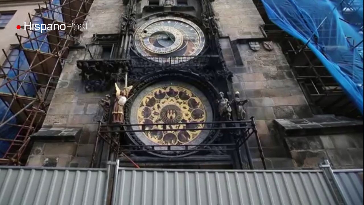 Reparan el reloj de Praga