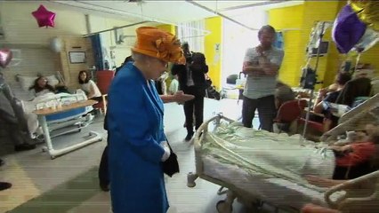 La reine Elizabeth rend visite aux blessés de l'attentat de Manchester