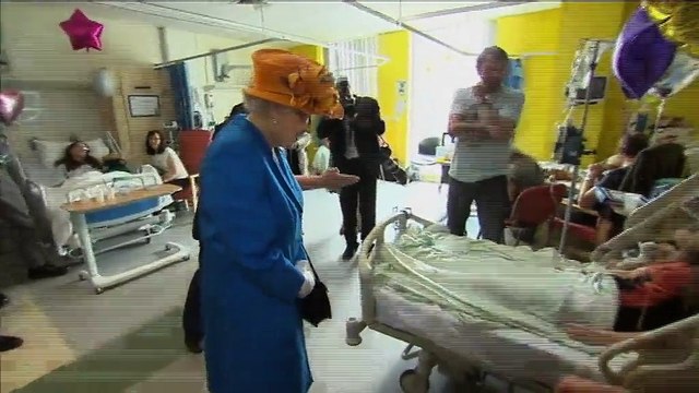La reine Elizabeth rend visite aux blessés de l'attentat de Manchester
