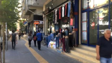 Yoldan Geçen Çifte "Burada Böyle Yürüyemezsiniz" Diyerek Saldırdı... O Anlar Kamerada