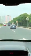 Nguy hiểm ba mẹ để con đứng ở cửa sổ trời khi chạy trên xa lộ