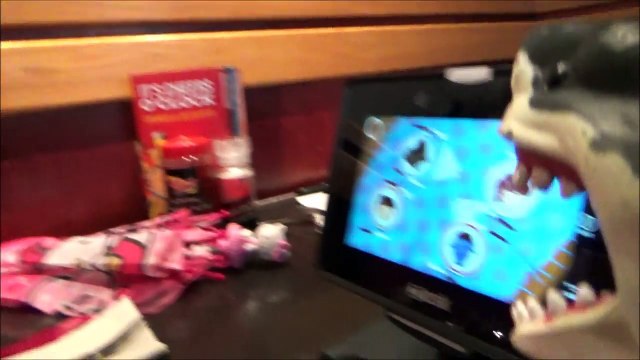 Feeding Pet Shark Red Robin Sharky & Victoria Toy Freaks Mega Sharks