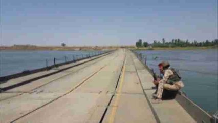 Las fuerzas iraquíes instalan un puente flotante sobre el Tigris para unir Mosul