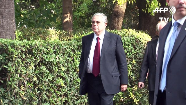 URGENTE: Exprimer ministro griego Papademos herido por explosivo