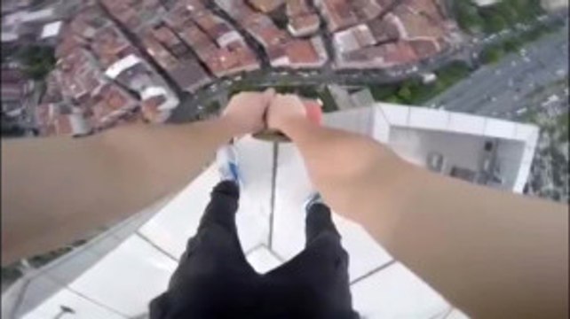 Çılgın Sporcu 200 Metre Yükseklikte Kaykay Şovuyla Nefes Kesti