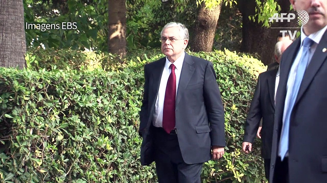 Ex-premiê grego Papademos é ferido em explosão