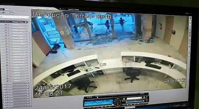 Manifestantes depredam prédio de ministério durante protesto contra Temer