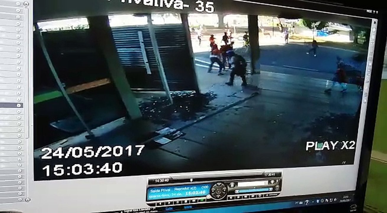 Manifestantes depredam prédio de ministério durante protesto contra Temer