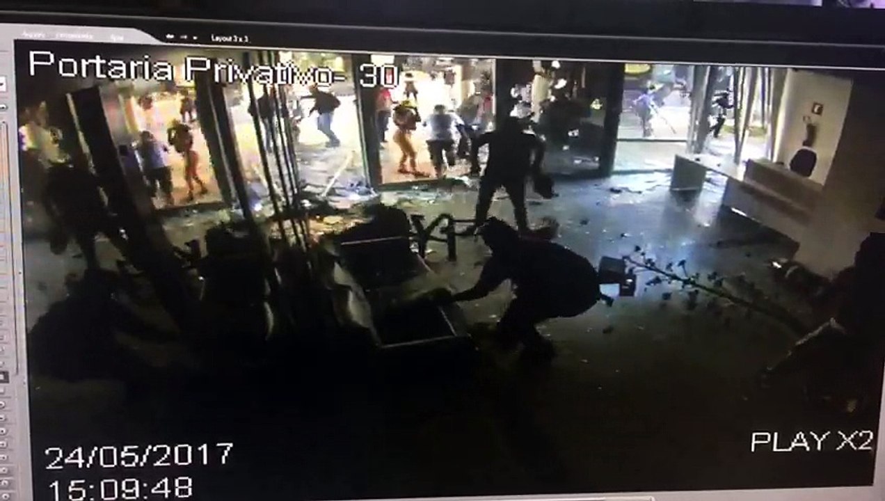 Manifestantes depredam prédio de ministério durante protesto contra Temer
