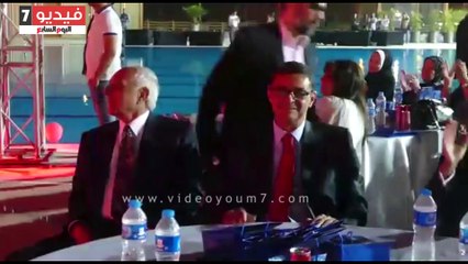 لاعبات الاهلى يرقصن مع حماد هلال على أغنية "والله وعملوها الرجالة" باحتفالية ملوك الصالات