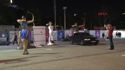 Taksim Meydanı'na Konulan Okçu Heykelleri Ilgi Odağı Oldu