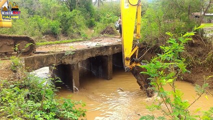 แบ็คโฮ komatsu pc200  ตักน้ำ  ตักดิน