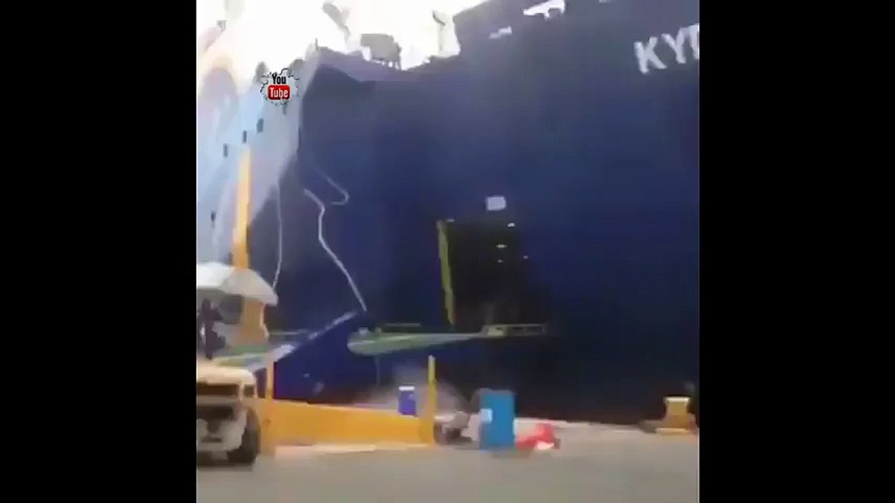 باخرة عملاقة تقتحم رصيف ميناء الشويخ بالكويت 2017