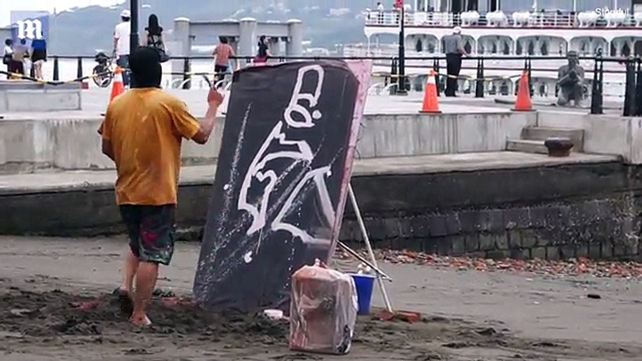 Skilled street performer wows crowds in Taiwan with upside down Bruce Lee portrait