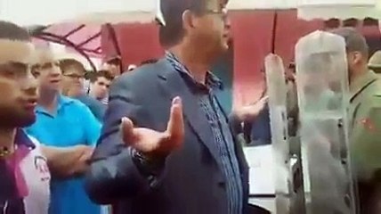 ناصر الزفزافي بالناضور للمخزن شكون هاد الحمــــــار لي عطاكم الأوامر تحاصرونا