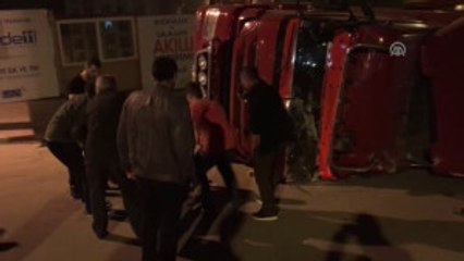 Hurda Alüminyum Yüklü Tır Devrildi : 1 Yaralı