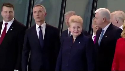 Karadağ Başbakanı'nı böyle itekledi