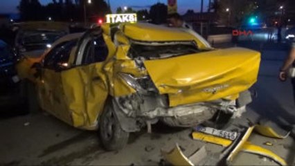 Izmir-Otomobil, Park Halindeki 2 Taksiye Çarptı: 2 Yaralı