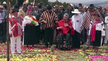 Indígenas entregan bastón de mando a nuevo presidente de Ecuador