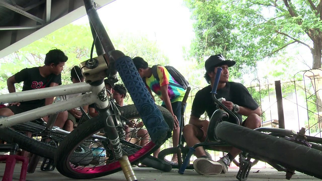 Bmx-fahrer erobern die straßen von myanmar