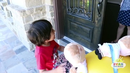 BAD BOSS BABY ESCAPE CRIB IRL and jumping on the bed! Family Fun Kids Pretend Playtime